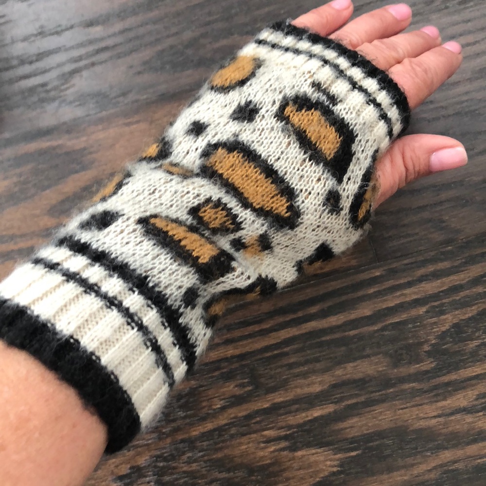 Leapord hands free mittens